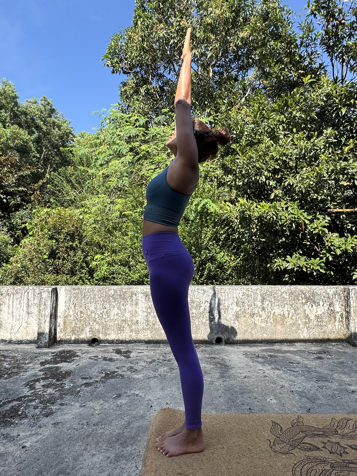 Achārya Anandi demonstriert traditionelle Hatha Yoga Asanas