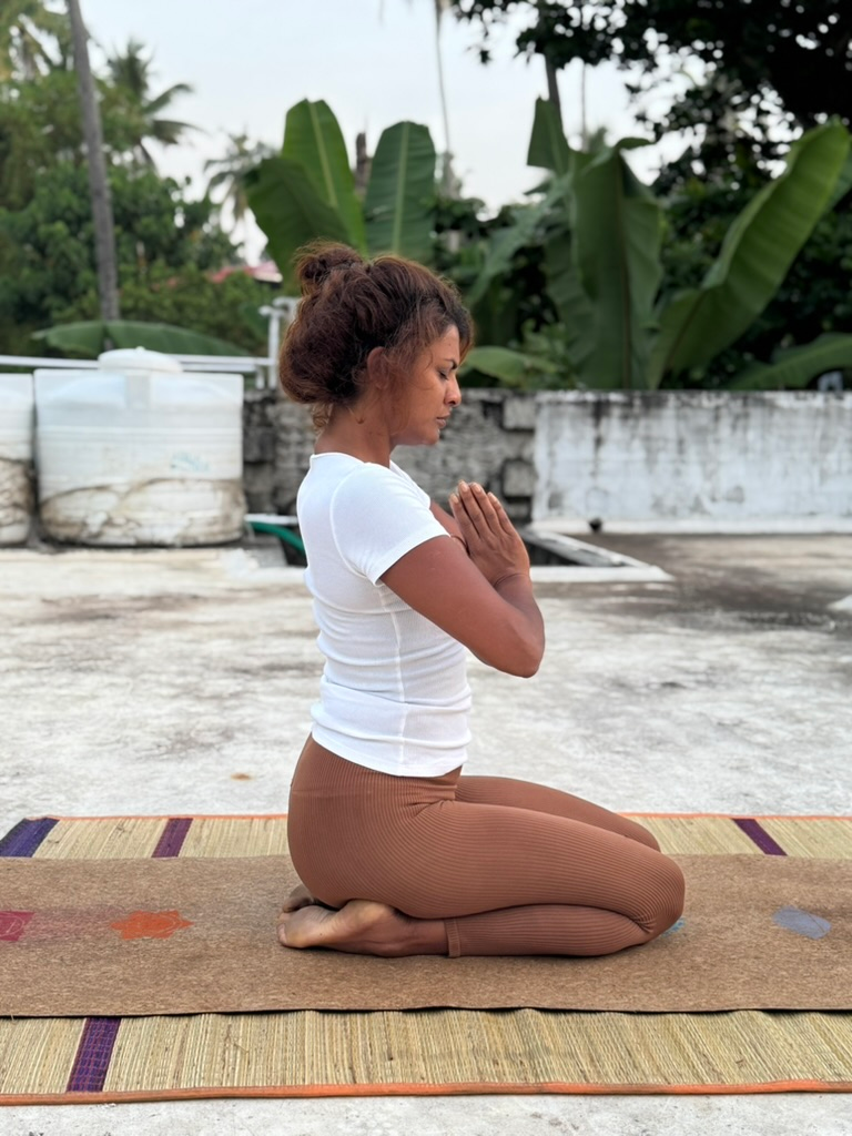 Achārya Anandi demonstriert traditionelle Hatha Yoga Asanas